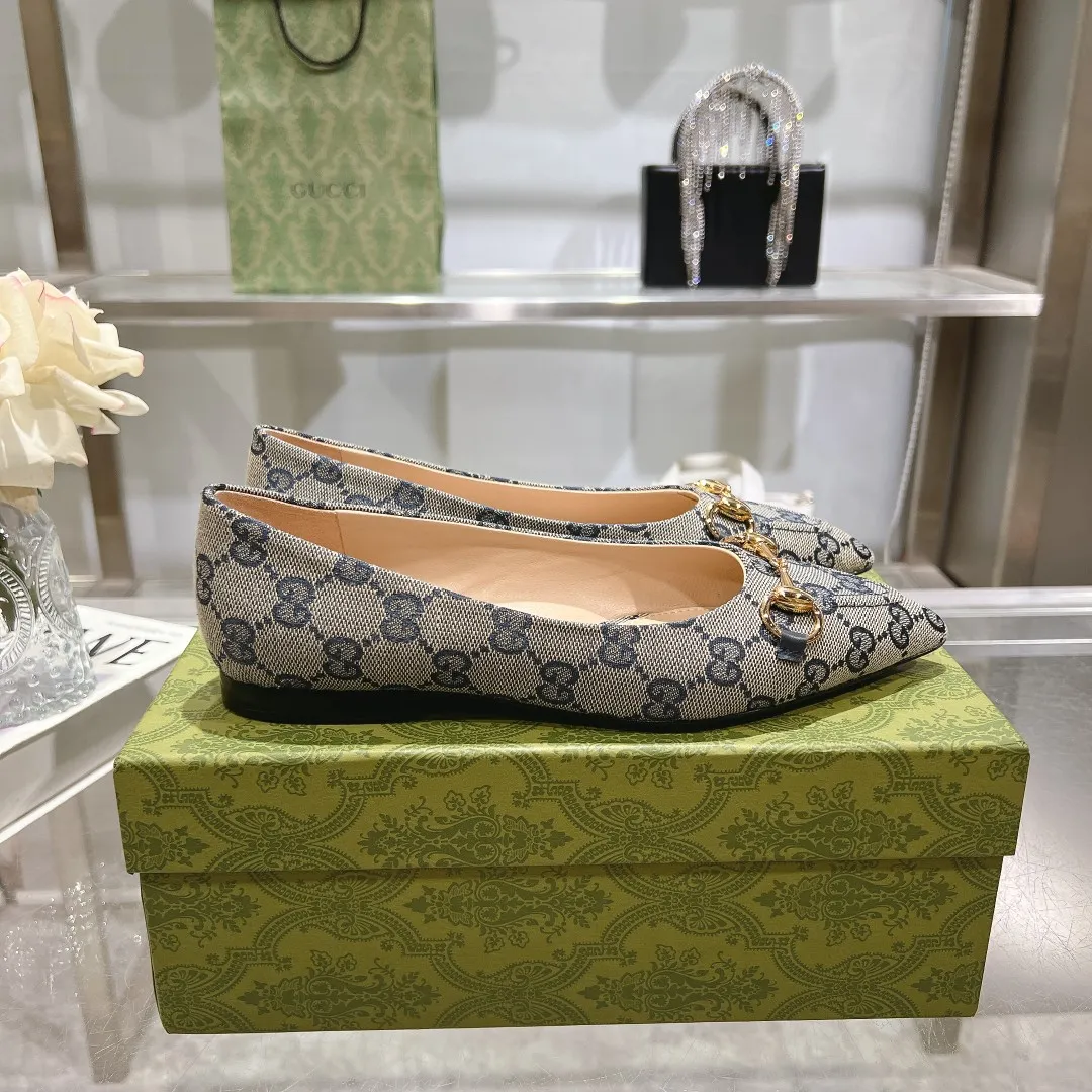 👟👟Ex-factory price 440👟👟 (genuine leather sole +40) Gucci Original GG canvas adds dazzling essence to these slingback pumps. Brown leather piping and light gold-toned hardware are complemented by beige and brown graphics. The pointed toe, elasticated straps and low heel all work together to create a comfortable fit. Upper: Made of first-layer imported patent cowhide/sheepskin lining. Outsole: Rubber non-slip outsole/genuine leather outsole. Size: 35-42 (34/41 42 customized, non-refundable)​